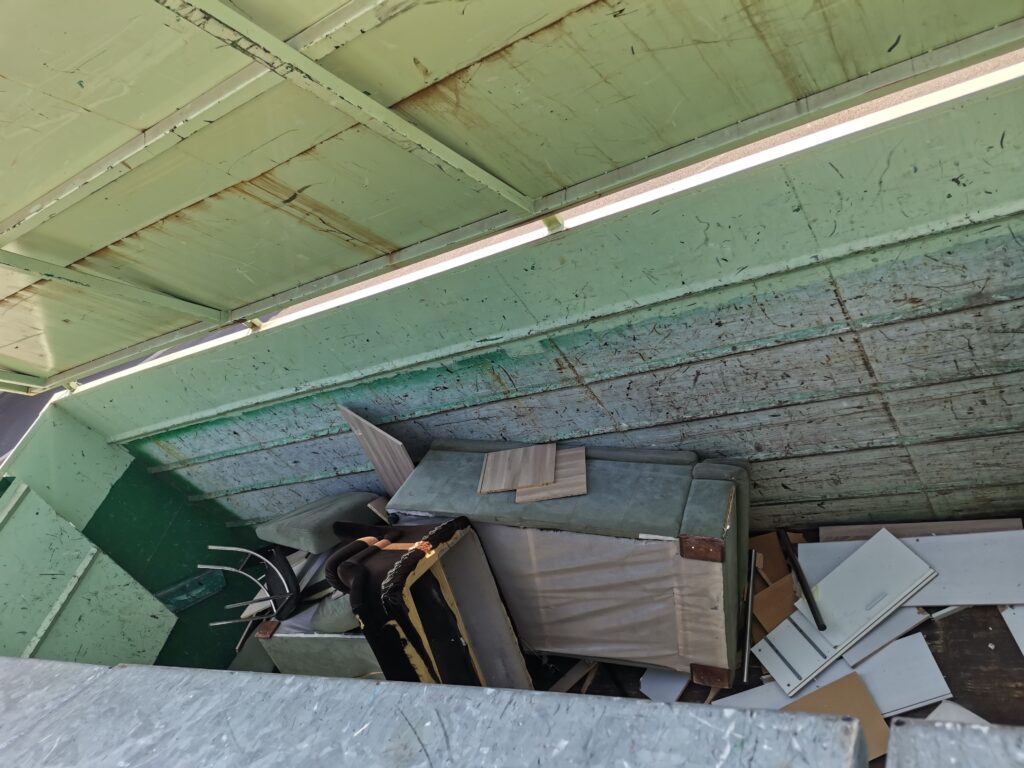 Meubles usagรฉs dรฉchรจterie